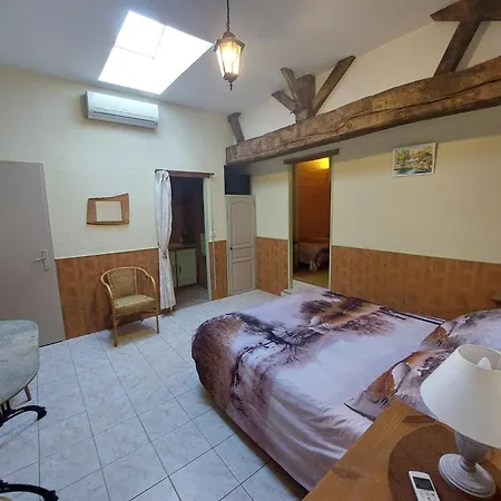 לינה וארוחת בוקר Domaine De La Lucarliere