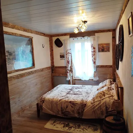 לינה וארוחת בוקר Domaine De La Lucarliere