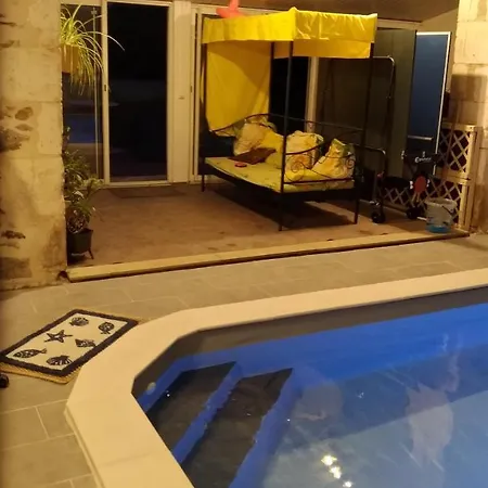 לינה וארוחת בוקר Domaine De La Lucarliere