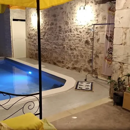 לינה וארוחת בוקר Domaine De La Lucarliere