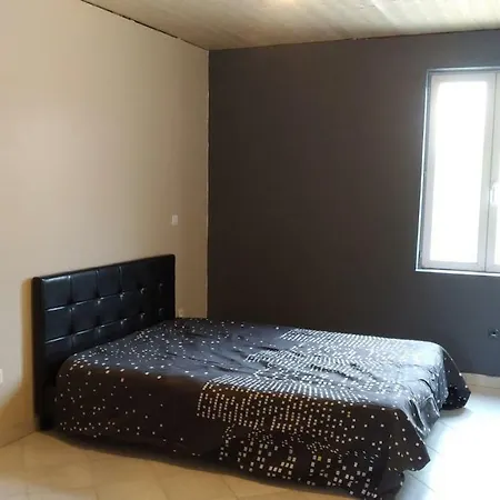 לינה וארוחת בוקר Domaine De La Lucarliere 3*